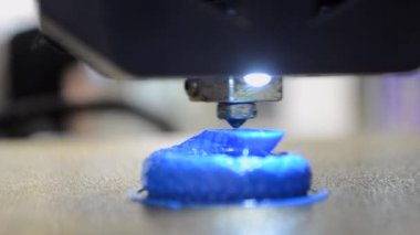 3D yazıcı. 3D yazıcı yazdırma işlemi. 3 boyutlu yazıcı erimiş plastikten nesne yaratıyor. 3D baskı. Yenilik katkı sağlayan robot teknolojisi. Modern üç boyutlu baskı teknolojileri