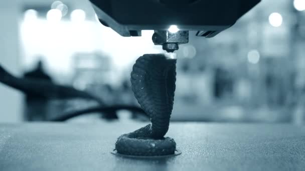3D打印机3D打印机打印过程的特写 3D打印机用融化的塑料制造物体 3D打印 创新的附加机器人技术 现代三维印刷技术 — 图库视频影像