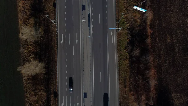 가을에는 이길을따라 달리고 포장된 도로에서 위에서 사이에 표시가 자동차 드론보기 — 스톡 사진