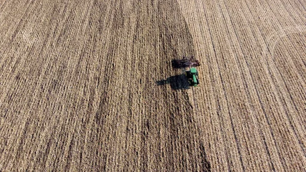 Traktor Felszántja Földet Zöld Traktor Felett Repül Amely Őszi Napsütéses — Stock Fotó