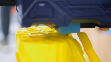 3D yazıcı. 3D yazıcı yazdırma işlemi. 3 boyutlu yazıcı erimiş plastikten nesne yaratıyor. 3D baskı. Yenilik katkı sağlayan robot teknolojisi. Modern üç boyutlu baskı teknolojileri