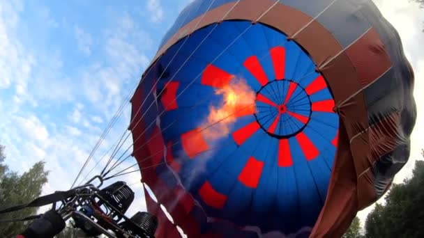 Fylla Stor Blå Röd Ballong Varm Luft Från Brinnande Gaslåga — Stockvideo