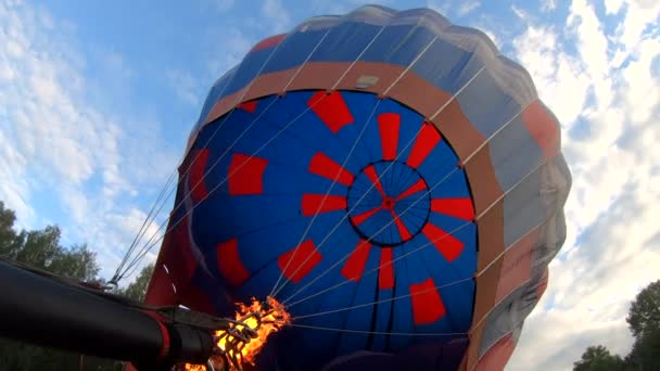 Bila Tserkva Ukrajna 2021 Augusztus Ember Felemeli Hőlégballont Megtölti Forró — Stock videók