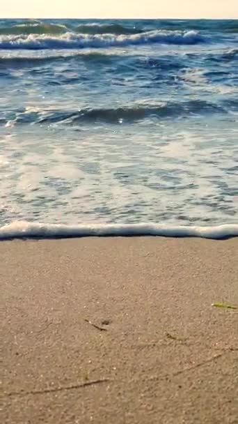 夜明けの日没で海の海岸沿いの砂浜に圧延海の波 砂のビーチに来る白い泡のロールと青い海の波 海辺の海岸線 自然の背景 — ストック動画