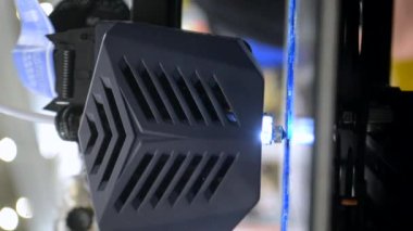 3D yazıcı. 3D baskı. 3D yazıcı yazdırma işlemi. 3 boyutlu yazıcı erimiş plastikten nesne yaratıyor. Modern üç boyutlu baskı teknolojileri. Yenilikçi katkı teknolojisi. Dikey