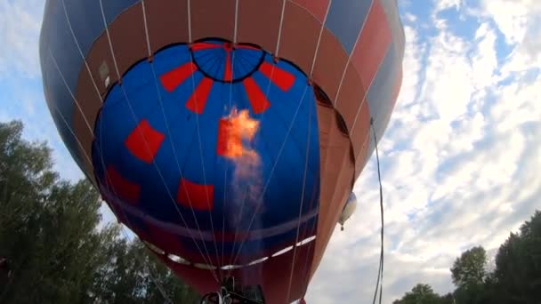 Plním Velký Modrý Červený Balónek Horkým Vzduchem Hořícího Plynového Plamene — Stock video