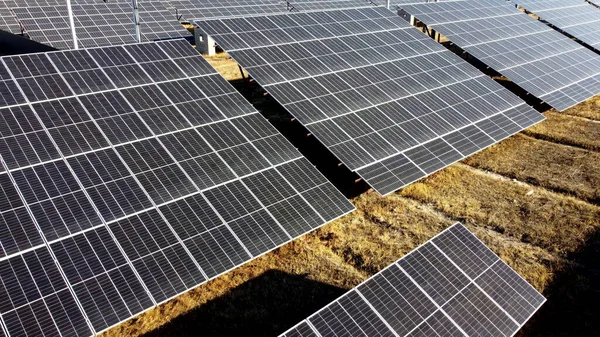 太阳能发电厂 晴天飞越太阳电站的组件 可再生能源 光电组件光电池 新的现代技术 替代绿色电力 — 图库照片