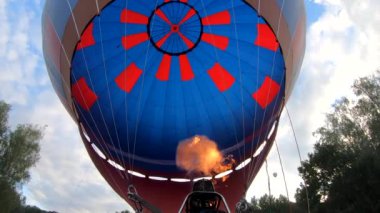 Yanan gazdan gelen büyük mavi balon sıcak havayı dolduruyor. Aerostat patlıyor, yanan gazdan çıkan sıcak hava enflasyonu. Alevli ateş. Balon gibi. Eğlence turizmi yavaş çekim