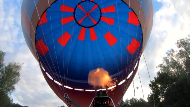 Remplissage Grand Ballon Rouge Bleu Air Chaud Flamme Gaz Brûlant — Video