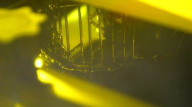 Stereolitografi 3D yazıcı. Fotopolimer reçinelerden 3D yazıcı çalışıyor. Sıvı maddenin lazer altında katılaştırılması üzerine 3 boyutlu baskı teknolojisi. DPL SLA 3d yazdırma UV polimerizasyonu