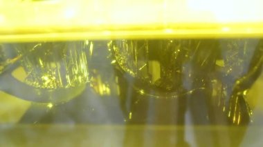 Stereolitografi 3D yazıcı. Fotopolimer reçinelerden 3D yazıcı çalışıyor. Sıvı maddenin lazer altında katılaştırılması üzerine 3 boyutlu baskı teknolojisi. DPL SLA 3d yazdırma UV polimerizasyonu