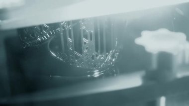Stereolitografi 3D yazıcı. Fotopolimer reçinelerden 3D yazıcı çalışıyor. Sıvı maddenin lazer altında katılaştırılması üzerine 3 boyutlu baskı teknolojisi. DPL SLA 3d yazdırma UV polimerizasyonu