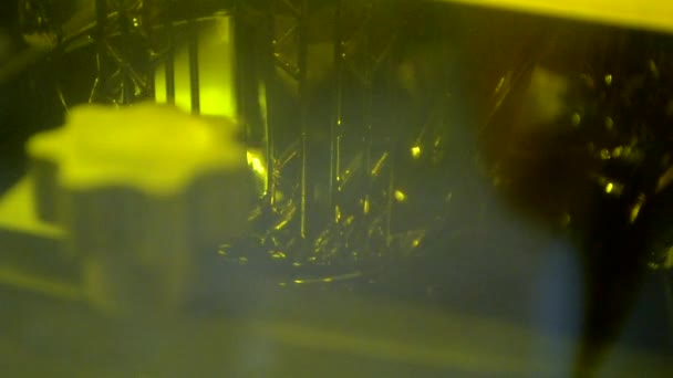 Stereolitografi Yazıcı Fotopolimer Reçinelerden Yazıcı Çalışıyor Sıvı Maddenin Lazer Altında — Stok video