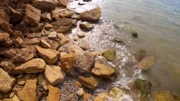 Große Gelbe Sandsteine Sandstein Felsen Felsen Sandstrand Der Küste Küste — Stockvideo