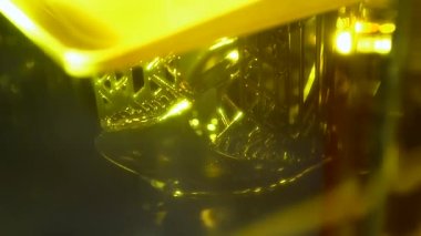 Stereolitografi 3D yazıcı. Fotopolimer reçinelerden 3D yazıcı çalışıyor. Sıvı maddenin lazer altında katılaştırılması üzerine 3 boyutlu baskı teknolojisi. DPL SLA 3d yazdırma UV polimerizasyonu