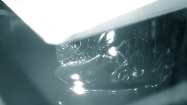 Stereolitografi Yazıcı Fotopolimer Reçinelerden Yazıcı Çalışıyor Sıvı Maddenin Lazer Altında — Stok video