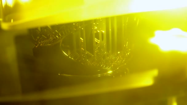 立体印刷3D打印机 工作过程3D打印机从光聚合物树脂 激光固化液体材料的三维打印技术 Dpl Sla 3D打印紫外光聚合特写 — 图库视频影像