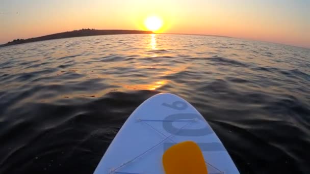 White Sup Board Yellow Oar Surface Sea Sunset Dawn Person — Stock Video