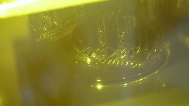 立体印刷3D打印机 工作过程3D打印机从光聚合物树脂 激光固化液体材料的三维打印技术 Dpl Sla 3D打印紫外光聚合特写 — 图库视频影像