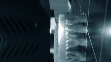 3D yazıcı. 3D yazıcı yazdırma işlemi. 3 boyutlu yazıcı erimiş plastikten nesne yaratıyor. 3D baskı. Yenilikçi katkı teknolojisi. Modern üç boyutlu yazıcı teknolojileri Dikey