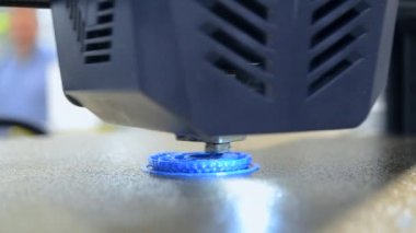 3D yazıcı. 3D yazıcı yazdırma işlemi. 3 boyutlu yazıcı erimiş plastikten nesne yaratıyor. 3D baskı. Yenilik katkı sağlayan robot teknolojisi. Modern üç boyutlu baskı teknolojileri