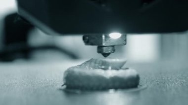 3D yazıcı. 3D yazıcı yazdırma işlemi. 3 boyutlu yazıcı erimiş plastikten nesne yaratıyor. 3D baskı. Yenilik katkı sağlayan robot teknolojisi. Modern üç boyutlu baskı teknolojileri
