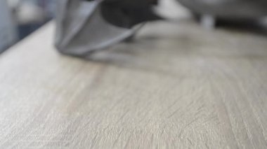 Adam, ofisteki masanın üzerindeki poliyamid tozundan çıkan 3D yazıcıya soyut sanat eserleri yerleştiriyor. Üç boyutlu model. MJF Çoklu Jet Füzyonu. 3D yazıcı ekleme teknolojisi
