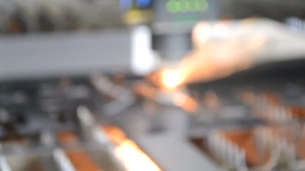 生産中のレーザーで金属板を切断します 産業機器に横たわっている金属のシート 頭を動かして火花を散らす ぼやけた背景 — ストック動画