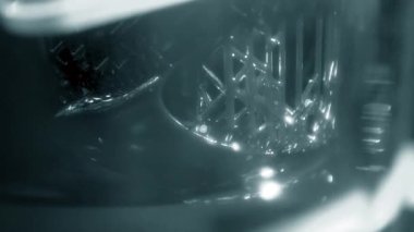 Fotopolymer sla 3D yazıcı çalışıyor. Bina nesnesinin bulunduğu platform sıvı fotopolimer reçinelere indirgenmiş ve ultraviyole lazer altında sertleştirilmiş. Yenilikçi katkı teknolojisi. 3B yazıcı yazdırma