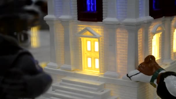 3Dプリンタで印刷された家のモデルの窓に輝く光 内部からの光で照らされた3Dプリンターによって作成された家モデル 3Dプリント技術の概念 添加プリンタ技術 — ストック動画