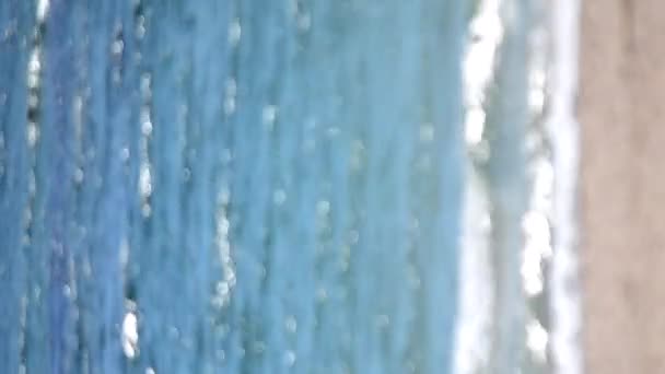 Güneşli Yaz Gününde Arka Planda Bulanık Deniz Kumsalı Dalgaları Güneşli — Stok video