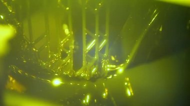 Fotopolymer sla 3D yazıcı çalışıyor. Bina nesnesinin bulunduğu platform sıvı fotopolimer reçinelere indirgenmiş ve ultraviyole lazer altında sertleştirilmiş. Yenilikçi katkı teknolojisi. 3B yazıcı yazdırma