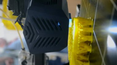 3 boyutlu yazıcıya erimiş plastik kapaklı soyut nesne baskısı. 3D yazıcı baskı modeli erimiş plastik. Üç boyutlu prototip. 3 boyutlu tasarım. Katkı maddesi yazıcı teknolojisi. Yeni yazıcı teknolojisi Dikey