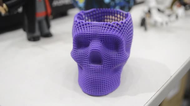 用熔融的紫色塑料印制在白色桌子上的3D打印机上的人头模型 医疗3D打印 加印技术 新的现代印刷技术 — 图库视频影像