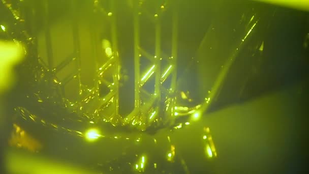 光聚合物Sla 3D打印机的工作原理 具有建筑物体的平台在紫外激光下降低为液光聚合物树脂并硬化 渐进式加法 3D打印机打印 — 图库视频影像
