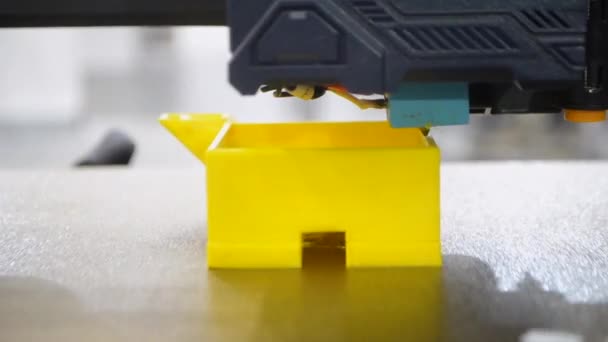 带熔融塑料特写的3D打印机上的抽象对象打印 3D打印机打印模型融化塑料 3D原型3D原型 3D设计 加印技术 新的现代印刷技术 — 图库视频影像