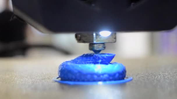 带熔融塑料特写的3D打印机上的抽象对象打印 3D打印机打印模型融化塑料 3D原型3D原型 3D设计 加印技术 新的现代印刷技术 — 图库视频影像