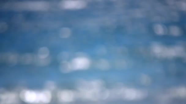Αφηρημένη Άποψη Του Μπλε Της Θάλασσας Κύματα Και Λευκά Bokeh — Αρχείο Βίντεο