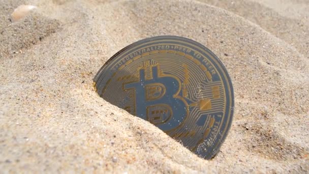Монета Bitcoin Btc Закрывается Bitcoin Btc Coin Наполовину Закопан Песке — стоковое видео