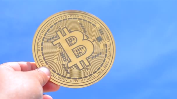 Bitcoin Btc Coin Close Homme Tenant Bitcoin Pièce Main Sur — Video