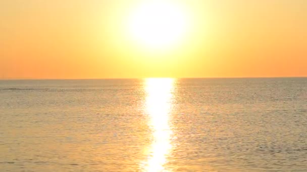 Denizde Güzel Gün Batımı Şafağı Deniz Manzaralı Gün Batımı Şafağı — Stok video