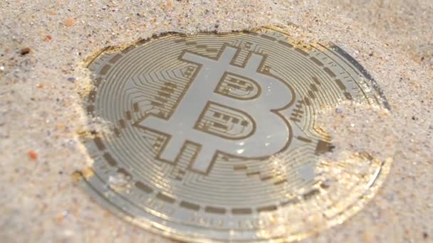 Bitcoin Btc Munt Close Een Bitcoin Munt Bedekt Zand Liggend — Stockvideo