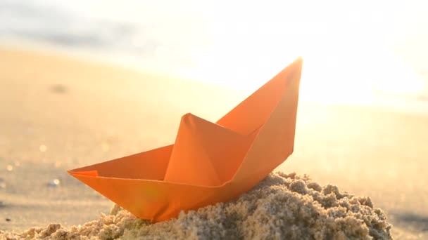 Paper Orange Boat Sand Sea Waves Sunny Path Sandy Beach — Stockvideo