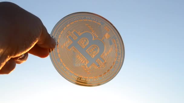 Bitcoin Coin Close Person Holding Bitcoin Coin Hand Background Blue — Αρχείο Βίντεο