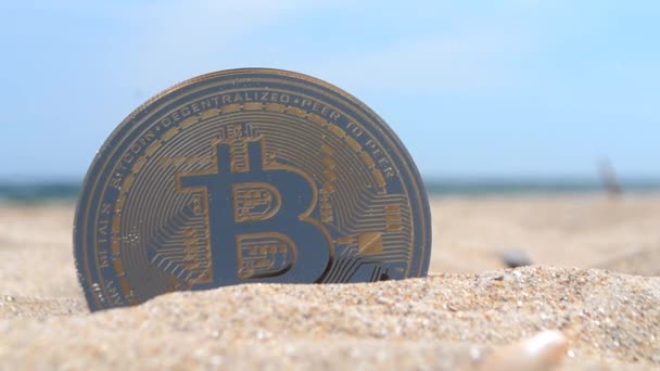 Koin Bitcoin Btc Mendekat Bitcoin Btc Koin Setengah Terkubur Pasir — Stok Video