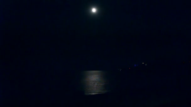 Leuchtend Weißer Mond Und Mondpfad Auf Der Wasseroberfläche Des Meeres — Stockvideo