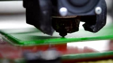 3D yazıcı. 3D baskı. 3D yazıcının işlem işlemleri yakın planda. Erimiş plastik filamandaki 3D yazıcı modeli. Üç boyutlu teknoloji. Katkı sağlayan üretim teknolojileri.