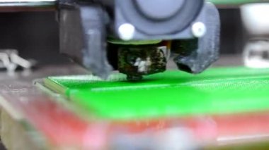 3D yazıcı. 3D baskı. 3D yazıcının işlem işlemleri yakın planda. Erimiş plastik filamandaki 3D yazıcı modeli. Üç boyutlu teknoloji. Katkı sağlayan üretim teknolojileri.