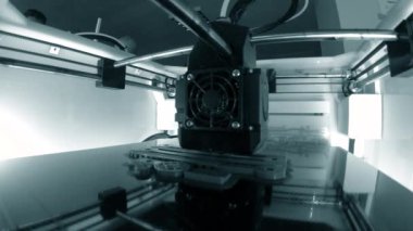 3D yazıcı. 3D baskı. 3D yazıcının işlem işlemleri yakın planda. Erimiş plastik filamandaki 3D yazıcı modeli. Üç boyutlu teknoloji. Katkı sağlayan üretim teknolojileri.