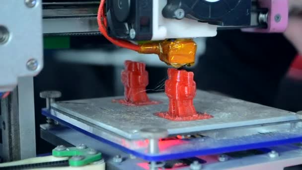 3Dプリンター 3Dプリンティング 3Dプリンターのクローズアップ作業 分解プラスチックフィラメントからの3Dプリンター印刷モデル 3次元技術について アディティブ製造技術 — ストック動画
